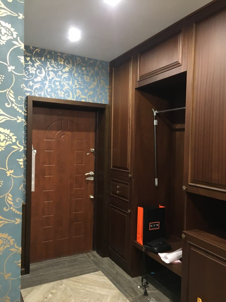 Классическая тёмная прихожая — Прихожие